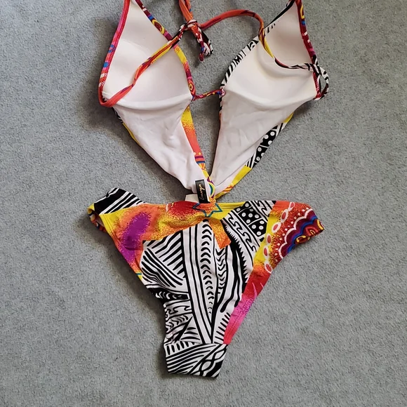 Envya Middle Twist Suit - Picture 2 of 3